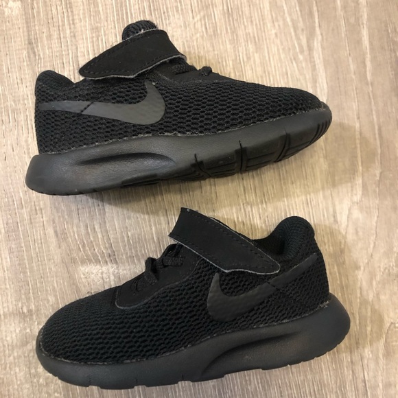Nike toddler sneaker size 5c, black - Picture 2 of 8